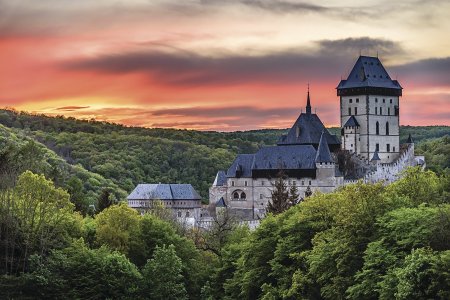 Ke gotickému slohu řadíme Katedrálu sv. Víta v Praze, Chrám sv. Barbory v Kutné hoře a Karlštejn (na fotografii). Foto: Ondrej Bucek, Shutterstock