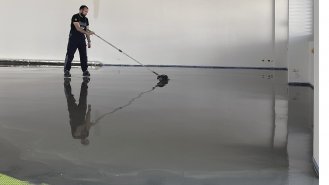 Po nanesení podlahové stěrkovací hmoty je vždy důležité poctivé odvzdušnění, které pomáhá ke sjednocení povrchu, a především zamezí tvorbě vzduchových kapes.
