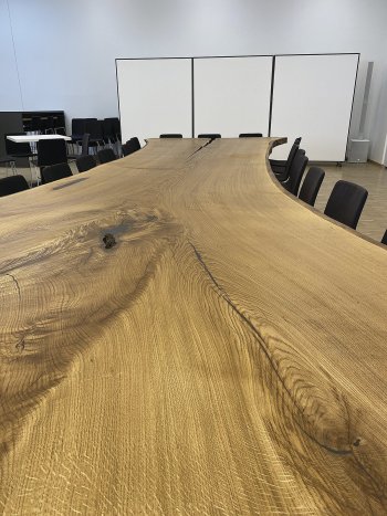 Detail struktury masivního dřevěného stolu z belgického anglického dubu.
