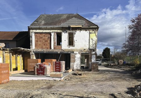 Po důkladné přípravě rekonstrukce se konečně začalo. Předně se dům musel očistit od všech dodatečných přístaveb. Foto: Jindřich Janíček