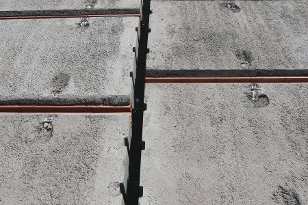 Na stavbě se betonu používá pouze na zalití styčných zámků mezi panely a případně na ztužující věnec.