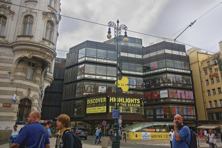 Brutalismus patří k nejkontroverznějším stylům. Mezi nejvýznamnější dosud stojící brutalistní budovy v Česku patří OD Kotva (na fotografii) a pražský Hotel InterContinental, který aktuálně prochází rozsáhlou rekonstrukcí. Foto: islavicek, Shutterstock