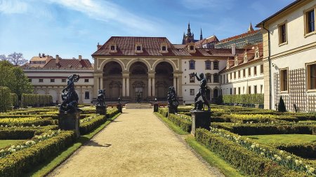 Mezi nejvýraznější díla českého raného baroka patří Valdštejnská zahrada. Na první pohled upoutá trojosá kolosální stavba – tzv. sala terrena, která neměla ve své době obdoby. Foto: Irena Socratous, Shutterstock