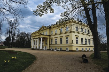 Hrdými nositeli empíru jsou chotkovský zámek Kačina, nový zámek v Dačicích i zámek v Kostelci nad Orlicí (na fotografii). Foto: Matej Muller, Shutterstock