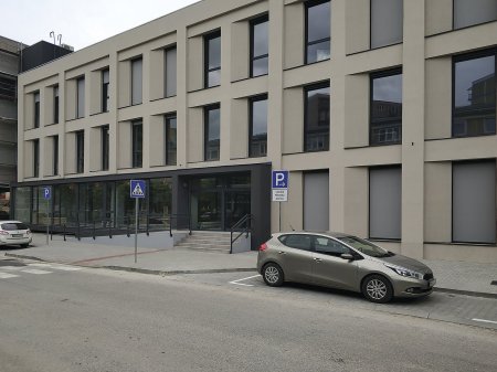 Konverze Střední průmyslové školy elektrotechnické (SPŠE) ve Staré Turé na administrativní budovu a sídlo městského úřadu.