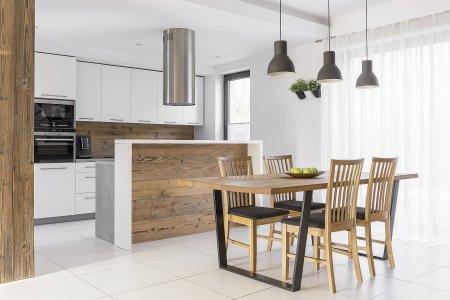 Volba dřevěného nábytku je skvělou volbou, dřevo představuje nadčasovou klasiku. Foto: Ground Picture, Shutterstock