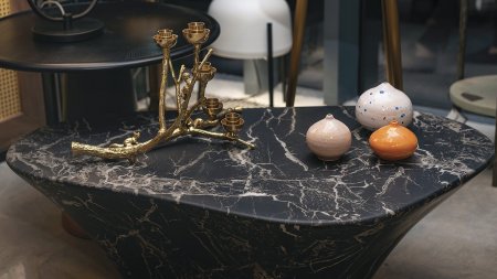 Kámen jako materiál pro výrobu nábytku se může zdát poněkud neobvyklý, ale jeho krása a odolnost jej činí ideálním pro ty, kteří hledají luxusní a trvanlivý doplněk do svého interiéru. Foto: Oleksandr Pirko, Shutterstock