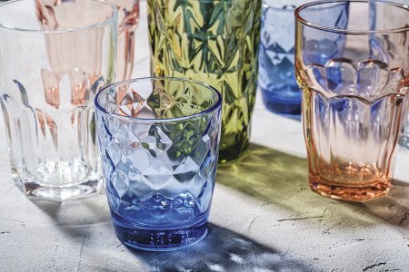 Barevné sklo se stává stále více oblíbeným. Stačí koupit pro oživení pár barevných sklenic. Foto: Rodion Kutsaiev, Shutterstock