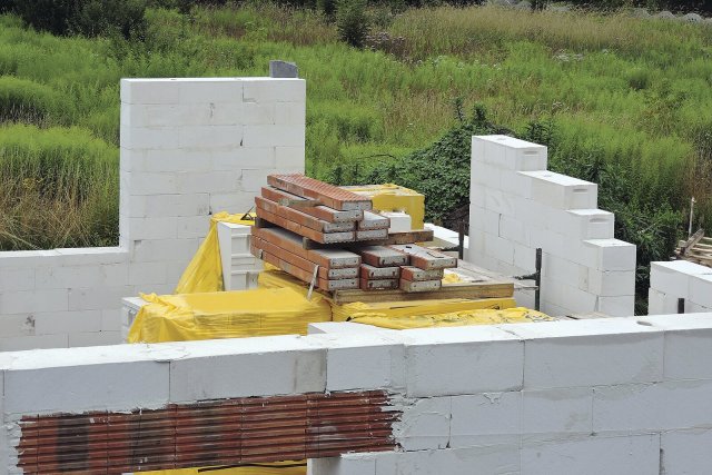 Dotaci lze získat i na nový dům, postavený na místě staršího, zbouraného. Dotace se pak čerpá třeba na stavbu obvodových zdí či střechy. Foto: E-lona, Shutterstock.