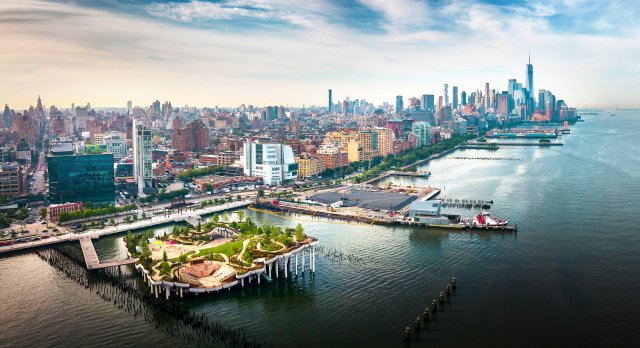 New York nezůstává pozadu ani s futuristickými projekty: Před 2 lety vyrostl na řece Hudson umělý ostrov s názvem Little Island. Navrhlo jej slavné britské Heatherwick Studio.Zdroj: Creative Family, Shutterstock