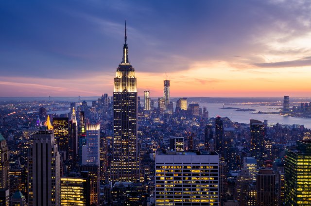 Empire State Building je charakteristický svým nasvícením, které připomíná různá výročí či významné události. Architekt William F. Lamb navrhl věž za pouhé 2 týdny.
Zdroj: Mihai Simonia, Shutterstock