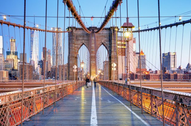 Brooklyn Bridge byl v době svého dokončení se svými 1 825 metry nejdelším mostem na světě. Procházka po něm stojí za to zejména ve večerních hodinách, kdy se rozsvěcují mrakodrapy na Manhattanu. 5 
Zdroj: TTstudio, Shutterstock