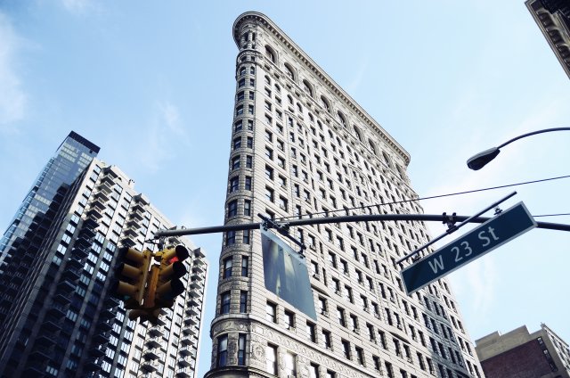 Ke známým velikánům patří i secesní Flatiron Building. Jeho extravagantním tvarem chtěli autoři šokovat, což se jim povedlo: Mnoho lidí se obávalo, že trojúhelníkový tvar budovy v kombinaci s výškou způsobí pád.
Zdroj: MarrySav, Shutterstock