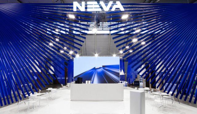 Stánek společnosti NEVA navrhlo renomované studio VRTIŠKA & ŽÁK. Firma zde představila i novinku – podomítkovou screenovou roletu.
Zdroj: NEVA