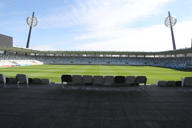  Ing. arch. Tomáš Vymetálek: „Na stadionu mám rád lízátka, když u nich stojíte, cítíte pokoru a současně je to slavnostní, když se rozsvítí.“. Zdroj: archiv FC Hradec Králové, a.s.