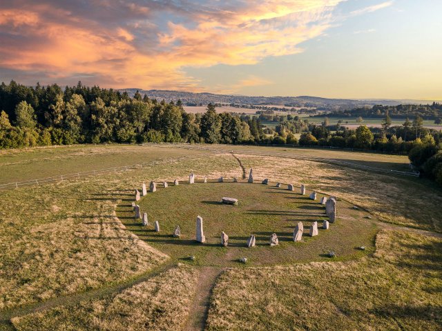 Za Stonehenge nemusíte až do Anglie. Novodobá replika megalitické stavby stojí poblíž Resortu Svatá Kateřina – autorem kamenného kruhu druidů je Ing. Pavel Kozák, psychotronik a uznávaný český odborník v oboru energie krajiny.
Zdroj: Resort Svatá Kateřina, www.katerinaresort.cz