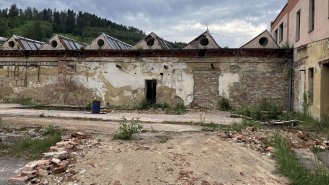 V době naší návštěvy probíhaly opravy budovy továrny přímo přilehlé ke koncentračnímu táboru.