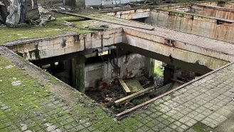 Interiér Schindlerovy archy. Pohled z prvního patra do přízemí.