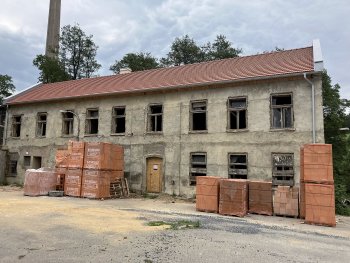 Budova domu čp. 23 má již novou střechu.