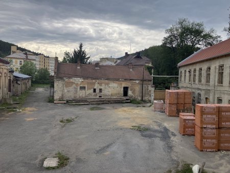 Pohled z prvního patra budovy zvané Schindlerova archa. Vpravo budova SS čp. 35, vpředu objekt kanceláří vedení firmy. Vlevo se nachází část továrny, která již nebyla součástí koncentračního tábora.