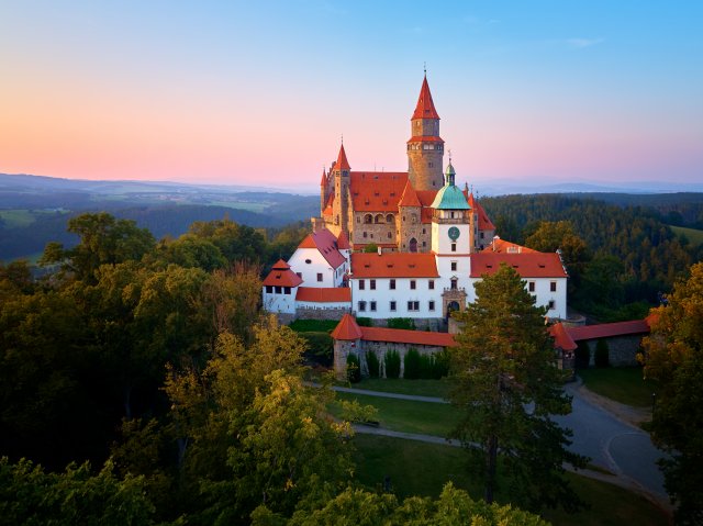 Dominantou hradu je majestátní věž Hláska, ze které zachraňoval tovaryš Jíra princeznu Jasněnku. Na Bouzově se natáčely i Kopretiny pro zámeckou paní, Rumplcimprcampr, Arabela se vrací nebo Princezna zakletá v čase. Zdroj: Martin Mecnarowski, Shutterstock