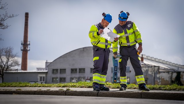 Pokud distributor potvrdí, že mají práce probíhat v blízkosti plynovodu, je třeba požádat o vytyčení průběhu plynárenských zařízení. Přímo na stavbu následně přijede technik, který na zem reflexní barvou vyznačí polohu plynovodů nebo plynovodní přípojky.