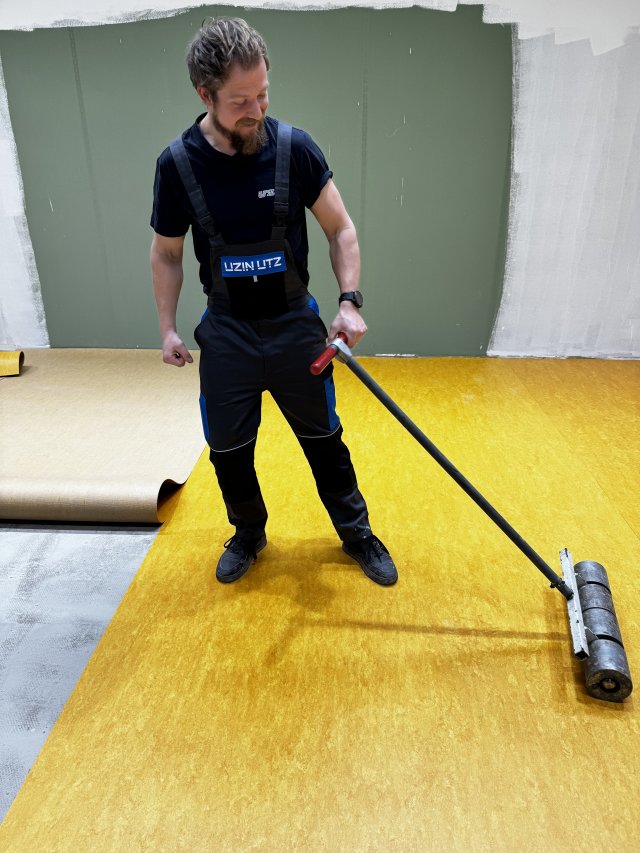 Ihned po přilepení krytiny bylo nutné plochu poctivě zaválcovat, pro správné ukotvení je dobré válcem zatížit nalepenou krytinu oběma směry. 