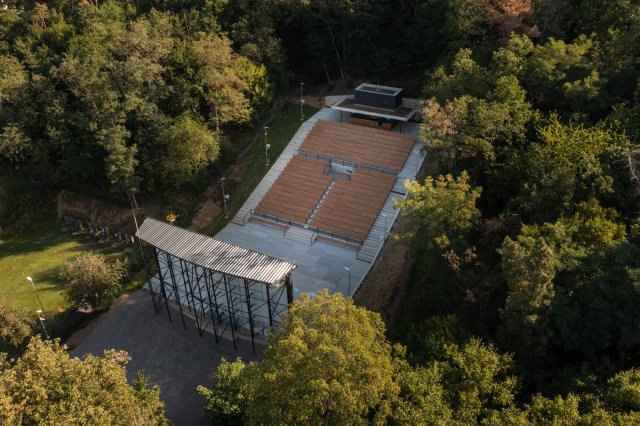 Tišnovské letní kino se nachází v amfiteátru na Hornické ulici. Stavba přirozeně splývá s okolní krajinou. Architekti z ateliéru PLUS MÍNUS NULA vsadili při návrhu na přírodní materiály a neutrální barevnou škálu. 
Zdroj: PLUS MÍNUS NULA, www.plusminusnula.cz
