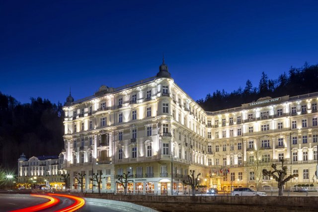 Málokterý hotel se může pochlubit tak bohatou historií jako právě Pupp. Nit jedinečného příběhu, který trvá už déle než tři století, nedokázaly přetrhnout dějinné zvraty a války, ani spory původních majitelů.
Zdroj: Fotogalerie Grandhotelu Pupp, www.pupp.cz