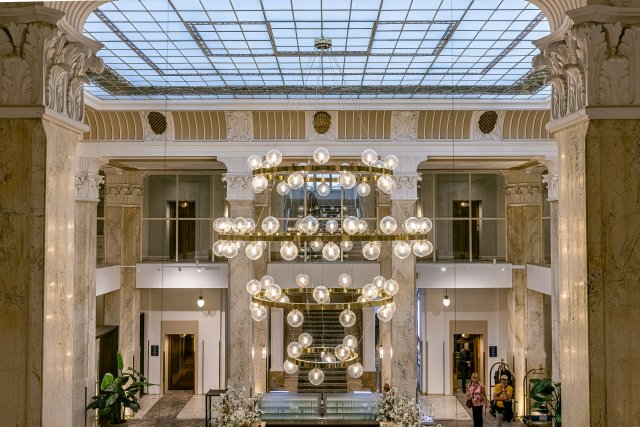 V interiérech Grandhotelu Pupp mohou návštěvníci od června 2021 obdivovat několik nových designerských skvostů, mezi nimi i unikátní lustr od sklářských mistrů Preciosa Lighting. 
Zdroj: Fotogalerie Grandhotelu Pupp, www.pupp.cz