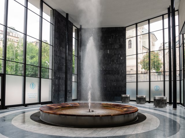Vřídelní kolonáda, vybudovaná podle návrhu architekta Jaroslava Otruby, kryje nejznámější karlovarský minerální pramen Vřídlo.
Zdroj: Dietmar Rauscher, Shutterstock