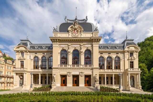 Císařské lázně jsou největším, architektonicky a umělecky nejbohatěji vybaveným lázeňským domem v Karlových Varech. Své jméno dostaly po císaři Františku Josefovi I. 
Zdroj: Císařské lázně, www.cisarskelazne.cz