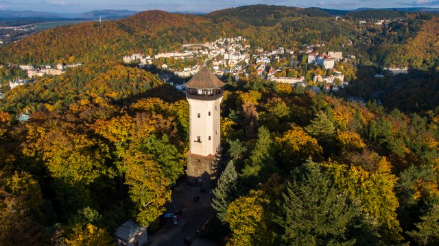 Za krásného počasí dohlédnete z rozhledny až do vzdálenosti 70 km. Z vyhlídkové plošiny ve výšce 35 metrů spatříte historické centrum Varů, lázeňské lesy i Krušné hory. Zdroj: INFOCENTRUM MĚSTA Karlovy Vary, z.ú., www.karlovyvary.cz