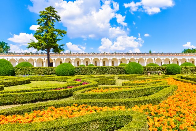 Geometricky dokonalé cesty a květinové záhony v Květné zahradě jsou skvostným příkladem mistrovského zahradnického umění té doby. Zdroj: Pavel Szabo, Shutterstock