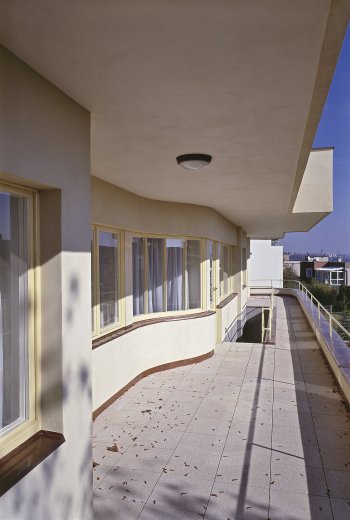 Ve zvýšeném přízemí domu měla Lída ložnici a v patře obývací pokoj s panoramatickým výhledem na pohádkové panorama Hradčan.