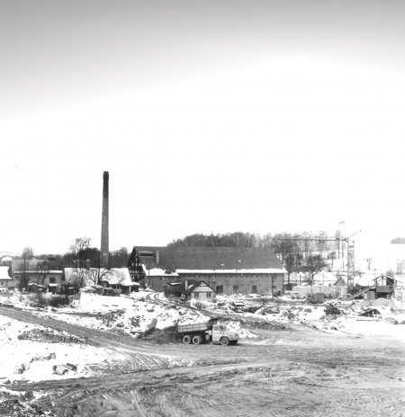 Stavba nové cihelny v Kostelci nad Orlicí dokončena v roce 1973. Foto: Cihelna Kinský