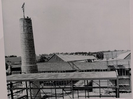 Kostelecká cihelna se stala jednou z prvních, která přešla z kruhové pece na tunelovou. Foto: Cihelna Kinský