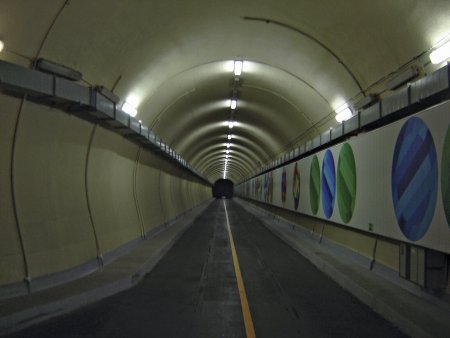 K dalším podzemním objektům tohoto pozoruhodného díla patří i systém tunelů o celkové délce 12 km. Foto: Petr Kadlec, CC BY-SA 3.0, Wikipedia