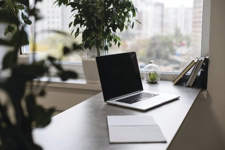 Pracovní kout lze zařídit i v garsonce: Stůl si můžete vytvořit například z nevyužitých širokých parapetů. Zdroj: Andrew Angelov, Shutterstock