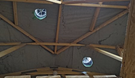 Nejjednodušším řešením je instalace dvou či více ventilačních turbín Lomanco, které prostor trvale odvětrají.