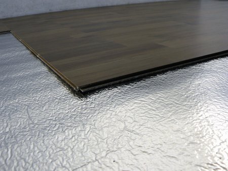 Využití fólie SUNFLEX Foam je velmi široké. Na snímku aplikace pod plovoucí podlahu.