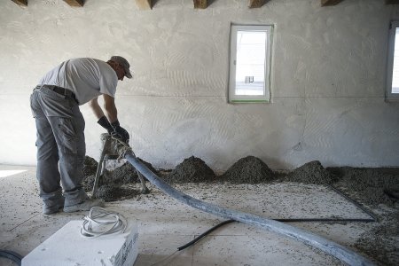 Čerpadlo na potěry velice usnadnilo transport materiálu (především lehké vyrovnávací malty UZIN SC 914 TURBO). Práce probíhala poměrně rychle a bez námahy.