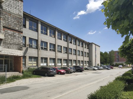 Budova Střední průmyslové školy elektrotechnické (SPŠE) před rekonstrukcí.