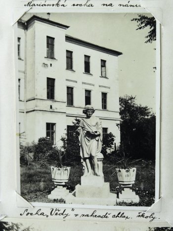 Socha Vědy (Wissenschaft) v zahradě chlapecké školy.