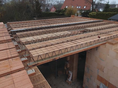 Stropní konstrukce Miako posazená kolmo na nosné zdi. Foto: HELUZ