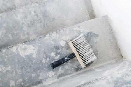 Při renovaci betonových schodišť je nutné z nich odstranit vinil, koberce či jiné vrstvy, plochu srovnat a napenetrovat. Foto: Dmitry Markov152, Shutterstock