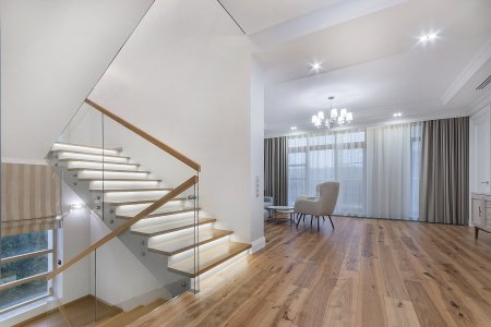 K dřevu se skvěle hodí moderní skleněné panely. Tato kombinaci dodá vašemu domovu eleganci a punc luxusu. Foto: Alhim, Shutterstock