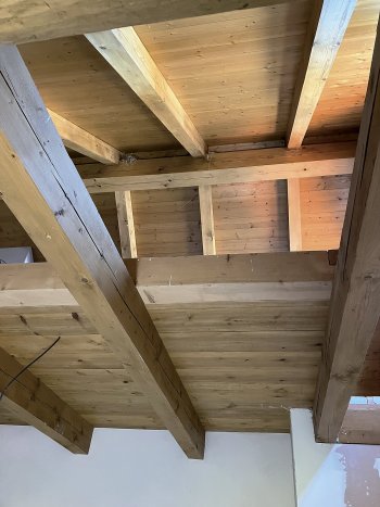 Jelikož byla střecha kompletně zničena a rovněž tak povalové stropy, stavba dostala též novou veškerou tesařinu a trámové stropy.