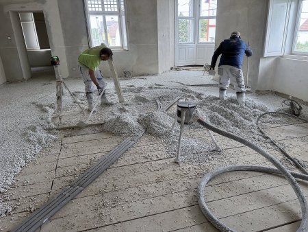 Důležitou předností tepelné izolace ThermoWhite je, že jde o celistvou izolaci bez průvzdušných spár a mezer. Na snímku foto z realizace; po zhruba 24 hodinách vrstva ztvrdne a bude pochozí. Foto: Petr Matušina