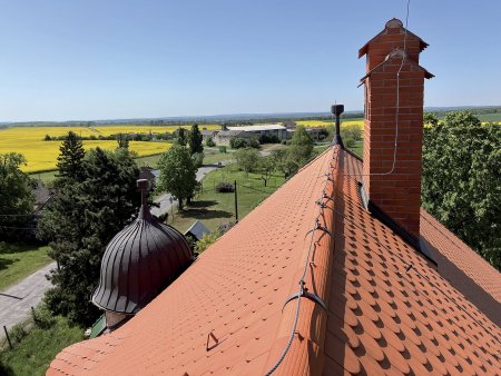 Střechou mistrně zrekonstruovala firma STŘECHY – 1. Slezská. Jako krytina slouží glazovaná pálená střešní taška Tondach Bobrovka.